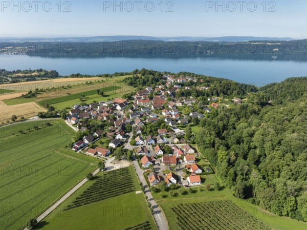 Luftbild vom Bodensee mit der Ortschaft Hödingen, am Horizont der Bodanrück, Überlingen,