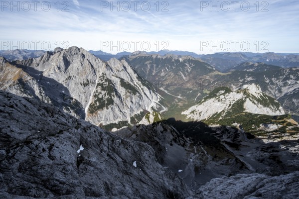 Mountain panorama from the summit of the Gamsjoch, view of Laliderer Tal and Rißtal with summit