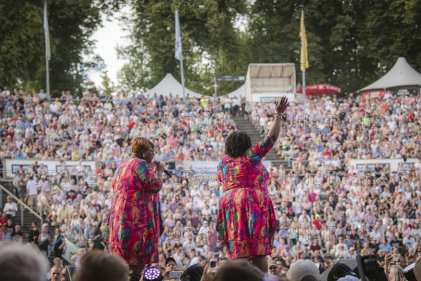 Dynelle Rhodes (Armstead) and Dorrey Lyles, singers of the Weather Girls at the Berlin Rundfunk 91