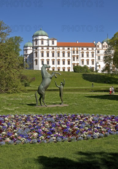 Artwork with the title Hengst Wohlklang in der Freiheitsdressur by Ulrich Conrad in the park of