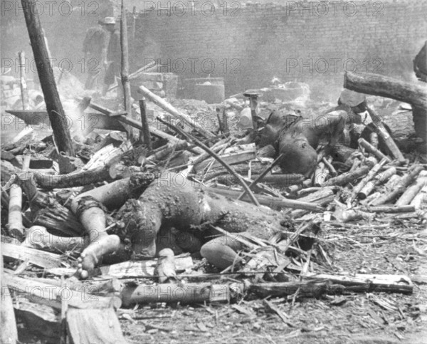 War victims, civilians. Presumably Shangai or in the immediate vicinity. Second World War in Asia.