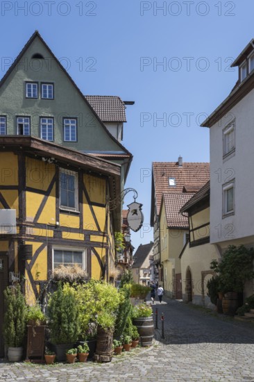 Die Webergasse in der historischen Altstadt von Esslingen mit historischen Fachwerkhäusern,