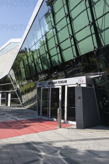 Das Neckarforum, moderne Architektur mit Glasfassade in der Innenstadt von Esslingen am Neckar,