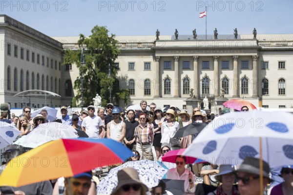 Visitors at the Staatsoper für alle, a free open-air concert with conductor Christian Thielemann