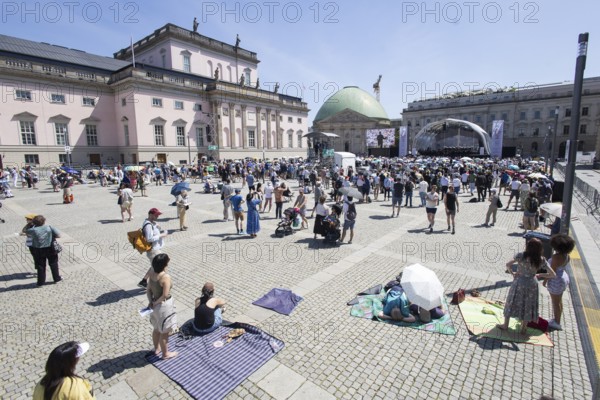 Due to high temperatures, only a few visitors are left after the concert break on Bebelplatz at the