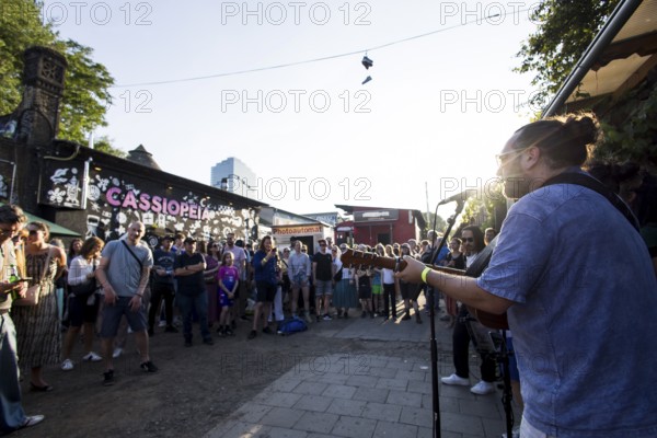 The Chrosiv choir plays and sings in front of the bathhouse on the RAW site as part of the Fête de