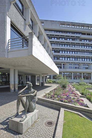 Sculpture Listening man by Fritz Nuss 1963, modern art, bronze sculpture, male figure, listening,