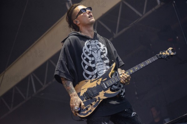 Synyster Gates (Brian Elwin Haner Jr.), guitarist, Avenged Sevenfold, progressive metal band, USA,