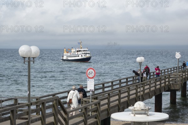 Pier, walker, excursion ship MS Adler IV, Kühlunsborn Ost, Baltic Sea, Baltic Sea resort,