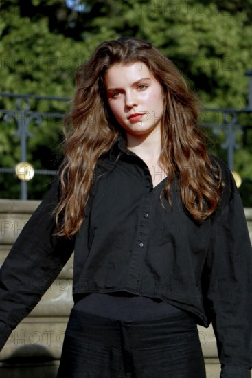 Rosa César Waschke (daughter of Mark Waschke) arriving for Charles Gounod's Roméo et Juliette after