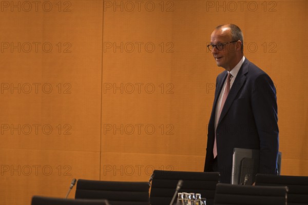 Federal Chancellor Friedrich Merz (l, CDU) arrives for the consultation between Federal Chancellor