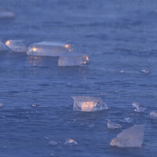 Blue ice... Ice sheets (high water on the Lower Rhine), ice sheets on an ice surface in the early