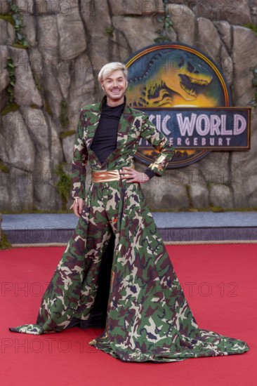 Sam Dylan at the German premiere of the adventure film Jurassic World, the rebirth at Berlin's Zoo