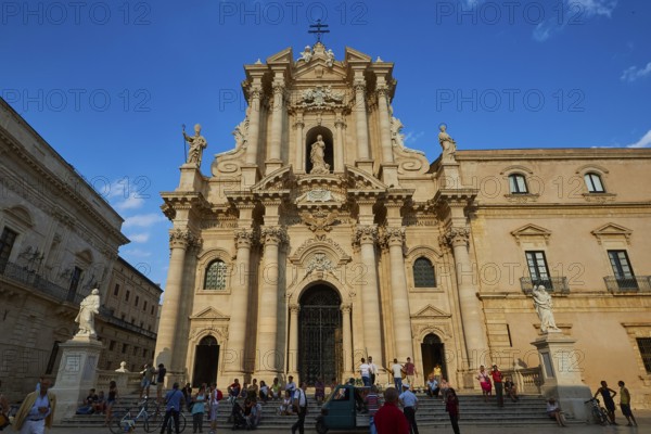 Cathedral of Syracuse, Magnificent baroque cathedral with imposing façade under blue sky, Groups of