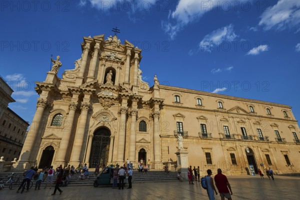 Cathedral of Syracuse, Expansive view of a baroque cathedral with richly decorated façade,
