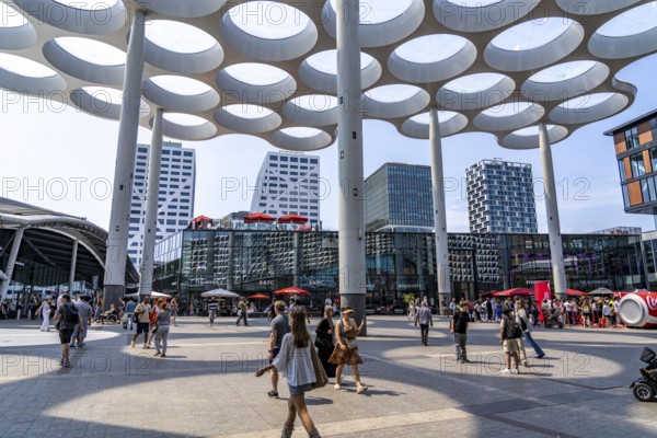 Utrecht Centraal station, station forecourt at Hoog Catharijne shopping centre and station
