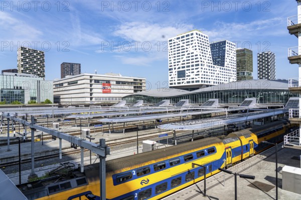 Utrecht Centraal railway station, tracks and concourse, trains of Nederlandse Spoorwegen N.V. state