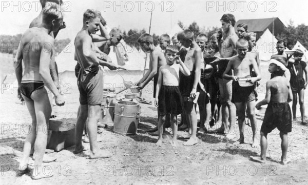Children's Republic of Saxony 1929, A group of boys stand together at summer camp, Historical photo
