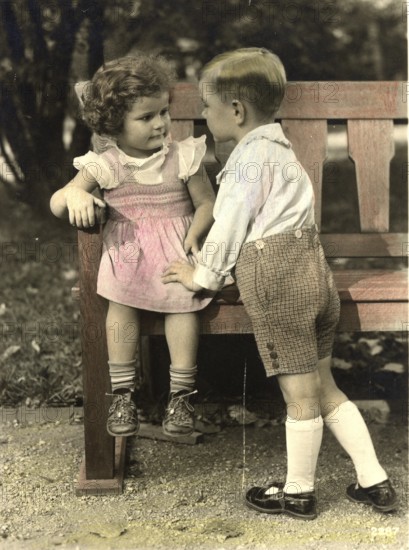 The little lover, 1920s, Two children chatting on a bench in a park, Historical photo