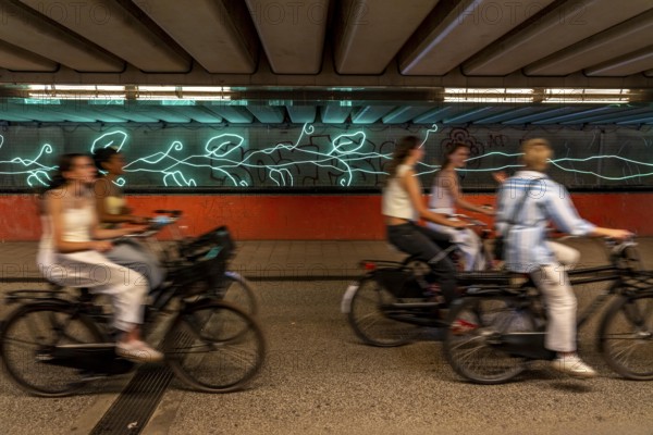 Central cycle path Walkway railway subway, Smakkelaarskade, cycle highway, at the central station,