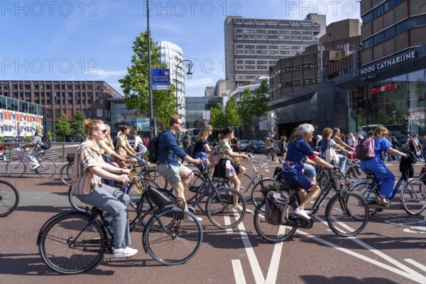 Central cycle path on the Lange Viestraat, lanes for pedestrians, cyclists and local traffic are