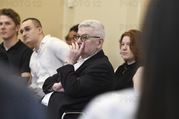 Former Foreign Minister Joschka fisherman during a discussion with Viadrina students. The occasion