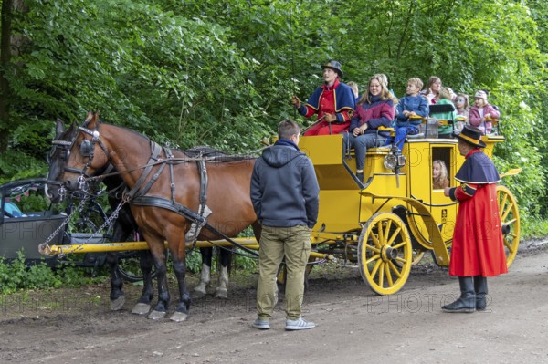 Postillion, passengers, stagecoach, Verein Postkutsche Lüneburger Heide e.V., Klecken, Rosengarten,