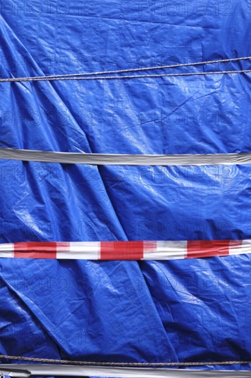 Packaging with a large tarpaulin, Germany
