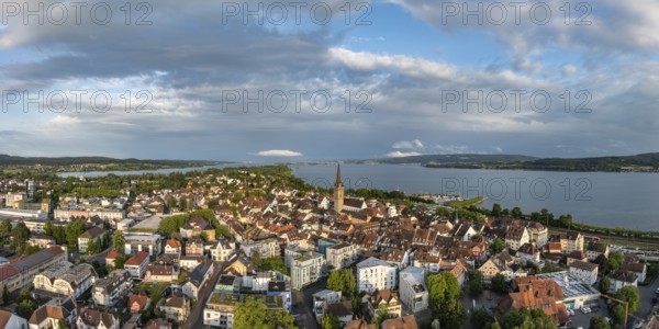 Luftbild, Panorama von der Stadt Radolfzell am Bodensee am Abend, am Horizont die Halbinsel Mettnau