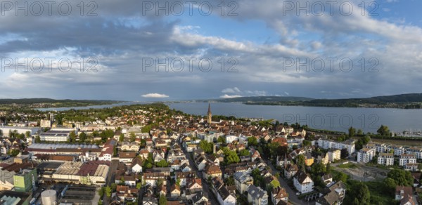 Luftbild, Panorama von der Stadt Radolfzell am Bodensee mit dem Radolfzeller Münster am Abend,