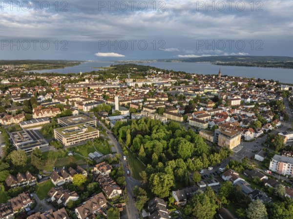 Luftbild von der Stadt Radolfzell am Bodensee am Abend, am Horizont die Halbinsel Mettnau und die