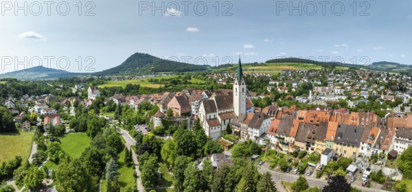 Luftbild, Panorama von der Stadt Engen im Hegau mit der historischen Altstadt, am Horizont die