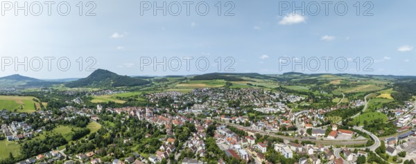 Luftbild, Panorama von der Stadt Engen im Hegau am Horizont die Hegauberge Hohenhewen, ganz links