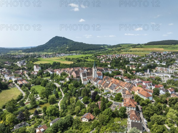 Luftbild von der Stadt Engen im Hegau am Horizont der Hegauvulkan Hohenhewen, Landkreis Konstanz,