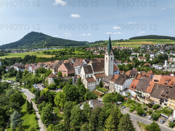 Luftbild von der Stadt Engen im Hegau mit der historischen Altstadt, am Horizont der Hegauvulkan
