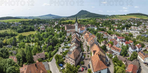 Luftbild, Panorama von der Stadt Engen im Hegau mit der historischen Altstadt, am Horizont die