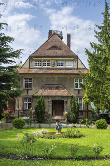 Die Villa Wolf wurde 1911 für den Ehrenbürger Karl Wolf und seine Frau Emilie erbaut. Das Anwesen