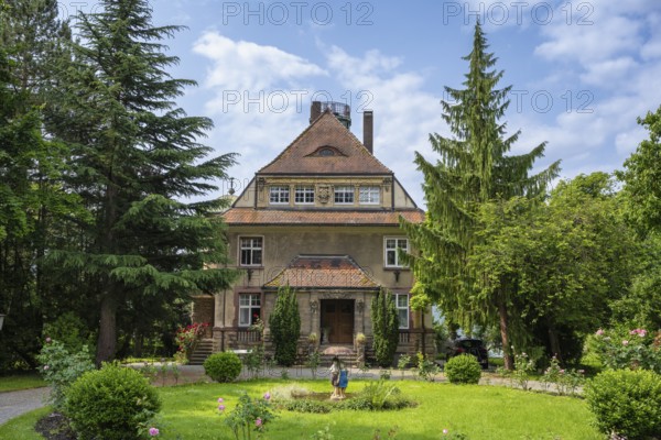 Die Villa Wolf wurde 1911 für den Ehrenbürger Karl Wolf und seine Frau Emilie erbaut. Das Anwesen