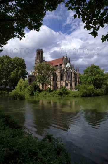 Johanneskirche, Feuersee, water is green from blue-green algae, Stuttgart-West, Stuttgart,