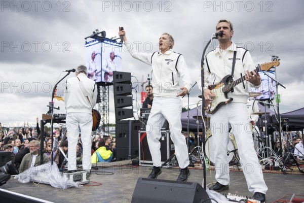 Steffen Israel (guitarist and keyboarder), Felix Brummer (singer), Karl Schumann (guitarist) and