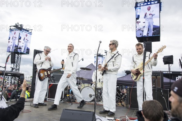 Steffen Israel (guitarist and keyboarder), Felix Brummer (singer), Karl Schumann (guitarist) and