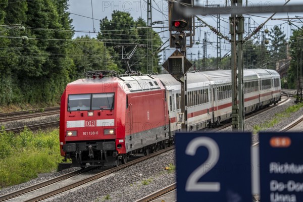 IC train, Intercity, on the line between Bochum and Dortmund, at Dortmund-Marten, multi-track line
