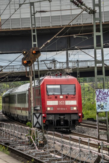 IC train, Intercity, on the line between Bochum and Dortmund, at Dortmund-Marten, multi-track line