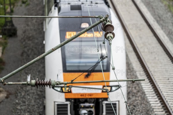 Traction current, overhead line, detail, tensioning of current-carrying lines, insulators, power