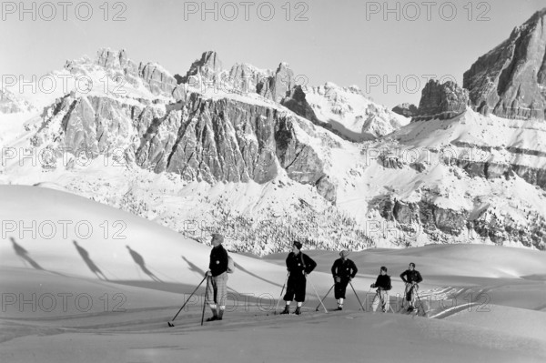 Winter skiing in front of the group Lagazuoi da Nuvolao, snow, group, Alps, mountaineers, skiers,