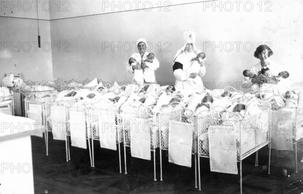 Newborn, hospital, maternity ward, birth, nurse, midwife, birth surplus, population development,