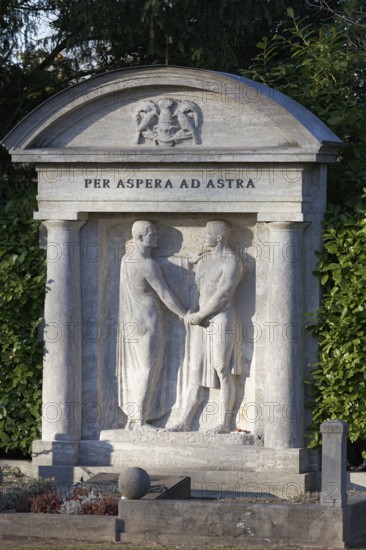 Grave relief, Two men say farewell, Per aspera ad astra, Trautvetter Brückner grave, Nordfriedhof