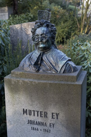 Honorary grave of gallerist Johanna Ey, mother Ey, portrait bust of sculptor Bert Gerresheim,