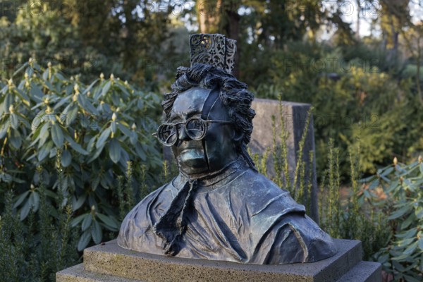 Honorary grave of gallerist Johanna Ey, mother Ey, portrait bust of sculptor Bert Gerresheim,