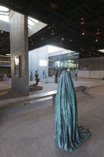 Statue of a veiled figure in the Lehmbruck Museum, self-portrait as a ghost by sculptor Alicja